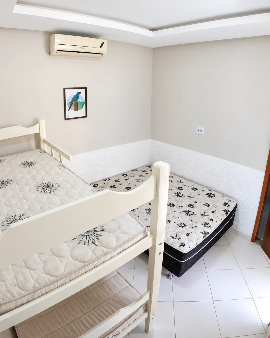 Quarto com beliche e cama de casal