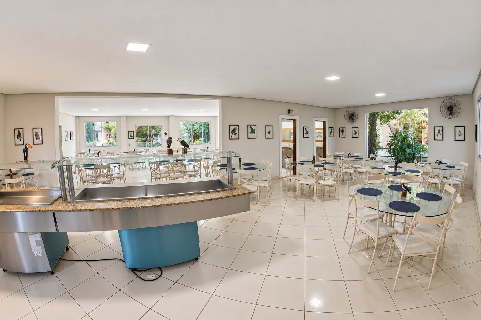 Refeitório branco com buffet