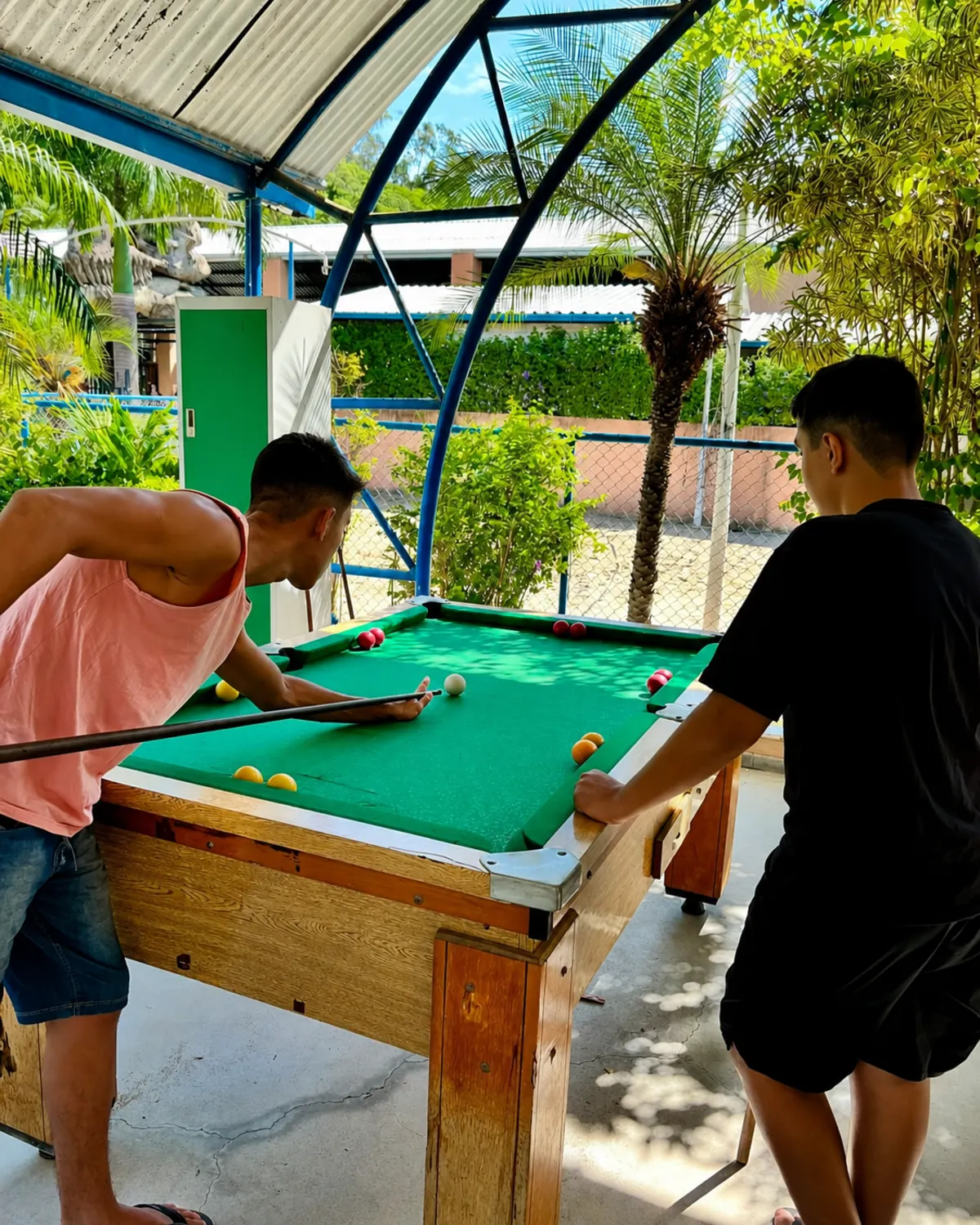 Meninos jogando sinuca